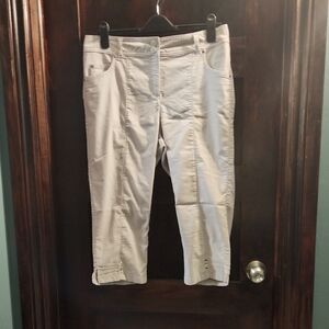 Tricotto Women's Cream Capris